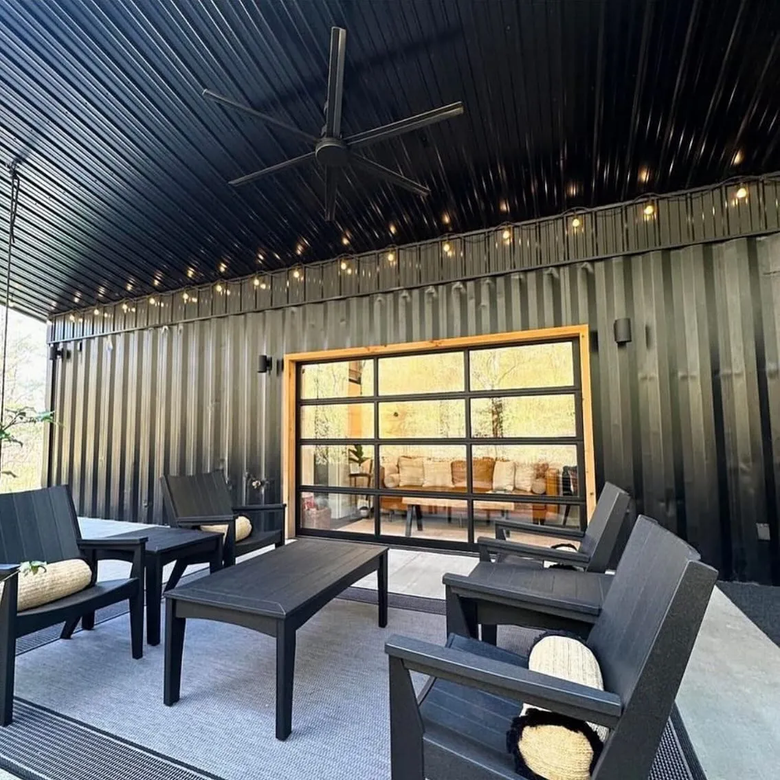 Terraza y área de atención en contenedor